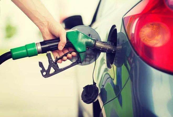 成品油价年内第三次上调，加满一箱92号汽油多花3.5元