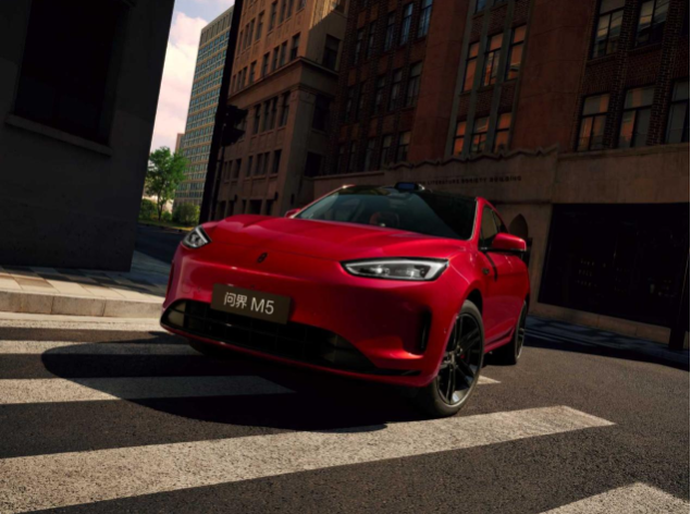 问界新M5 Ultra对比Model Y：谁才是更懂中国用户的智能出行伙伴？