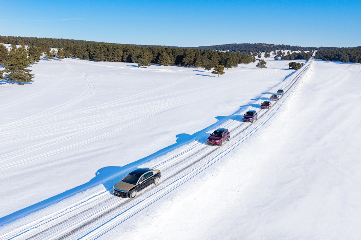破局者宣言！43个月百万交付，鸿蒙智行重写高端市场法则