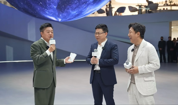 20万级SUV新标杆！问界新M5 Ultra上海车展实力圈粉
